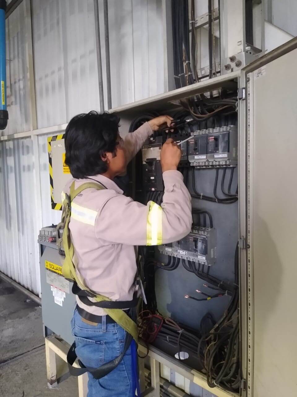 persona instalando una red electrica